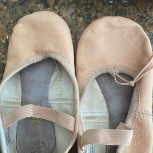 Girls Dance Shoes - Ballet and Jazz - 10$ each